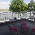 Hotel Logis Hotel- Restaurant Le Relais Guillaume De Normandy-Parking Gratuit--Vue Baie Terrasse-Calme-Bornes Electrique-Local Velos Securise 2*