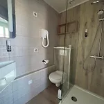 Logis Hotel- Restaurant Le Relais Guillaume De Normandy-Parking Gratuit--Vue Baie Terrasse-Calme-Bornes Electrique-Local Velos Securise