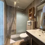Hotel Logis Hotel- Restaurant Le Relais Guillaume De Normandy-Parking Gratuit--Vue Baie Terrasse-Calme-Bornes Electrique-Local Velos Securise 2*