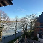 Logis Hotel- Restaurant Le Relais Guillaume De Normandy-Parking Gratuit--Vue Baie Terrasse-Calme-Bornes Electrique-Local Velos Securise 2*