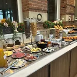 Logis Hotel- Restaurant Le Relais Guillaume De Normandy-parking Gratuit--vue Baie Terrasse-calme-bornes Electrique-local Velos Securise Hotel