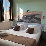 Logis Hotel- Restaurant Le Relais Guillaume De Normandy-parking Gratuit--vue Baie Terrasse-calme-bornes Electrique-local Velos Securise 2*