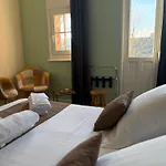 Logis Hotel- Restaurant Le Relais Guillaume De Normandy-parking Gratuit--vue Baie Terrasse-calme-bornes Electrique-local Velos Securise 2*
