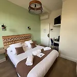 Hotel Logis Hotel- Restaurant Le Relais Guillaume De Normandy-parking Gratuit--vue Baie Terrasse-calme-bornes Electrique-local Velos Securise 2*