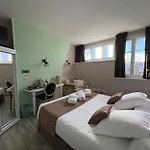 Logis Hotel- Restaurant Le Relais Guillaume De Normandy-parking Gratuit--vue Baie Terrasse-calme-bornes Electrique-local Velos Securise Hotel 2*