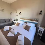 Logis Hotel- Restaurant Le Relais Guillaume De Normandy-parking Gratuit--vue Baie Terrasse-calme-bornes Electrique-local Velos Securise Hotel