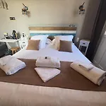 Logis Hotel- Restaurant Le Relais Guillaume De Normandy-parking Gratuit--vue Baie Terrasse-calme-bornes Electrique-local Velos Securise Hotel 2*