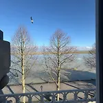 Logis Hotel- Restaurant Le Relais Guillaume De Normandy-parking Gratuit--vue Baie Terrasse-calme-bornes Electrique-local Velos Securise Hotel Saint-Valéry-sur-Somme