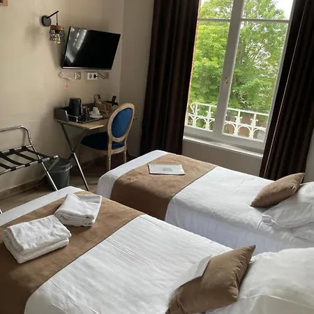 מלון Logis Hotel- Restaurant Le Relais Guillaume De Normandy-parking Gratuit-bornes Electriques-vue Baie Terrasse-calme 2*