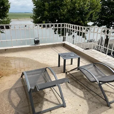Logis Hotel- Restaurant Le Relais Guillaume De Normandy-parking Gratuit-bornes Electriques-vue Baie Terrasse-calme מלון