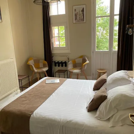 Logis Hotel- Restaurant Le Relais Guillaume De Normandy-parking Gratuit-bornes Electriques-vue Baie Terrasse-calme מלון 2*