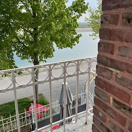 Logis Hotel- Restaurant Le Relais Guillaume De Normandy-parking Gratuit-bornes Electriques-vue Baie Terrasse-calme 2*