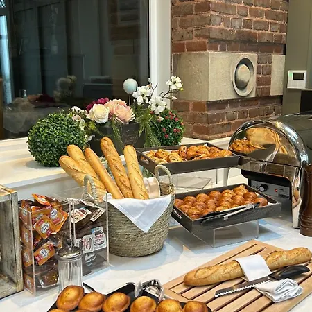 מלון Logis Hotel- Restaurant Le Relais Guillaume De Normandy-parking Gratuit-bornes Electriques-vue Baie Terrasse-calme 2*