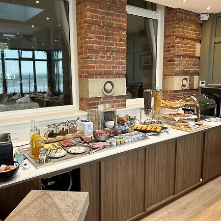 Logis Hotel- Restaurant Le Relais Guillaume De Normandy-parking Gratuit-bornes Electriques-vue Baie Terrasse-calme מלון 2*