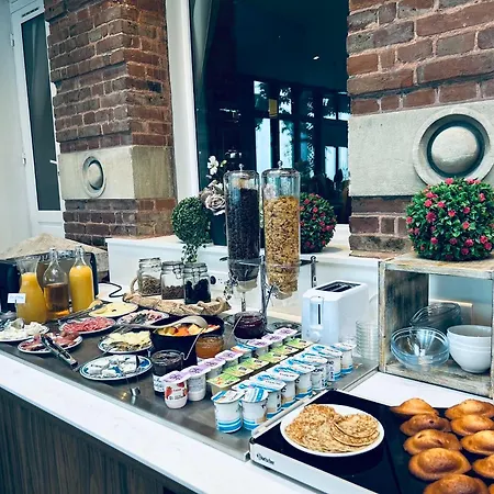 Logis Hotel- Restaurant Le Relais Guillaume De Normandy-parking Gratuit--vue Baie Terrasse-calme-bornes Electrique-local Velos Securise 2*