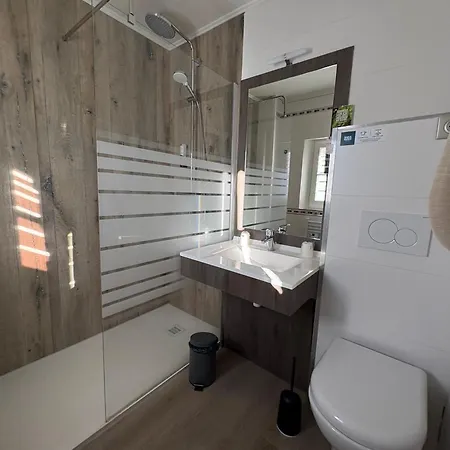 Logis Hotel- Restaurant Le Relais Guillaume De Normandy-parking Gratuit--vue Baie Terrasse-calme-bornes Electrique-local Velos Securise