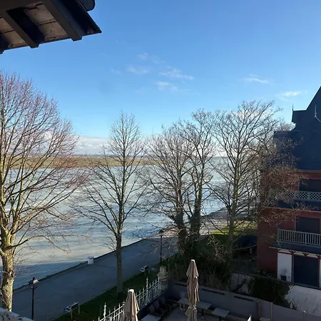 Logis Hôtel- Restaurant Le Relais Guillaume De Normandy-parking Gratuit-bornes électriques-vue Baie Terrasse-calme 2*