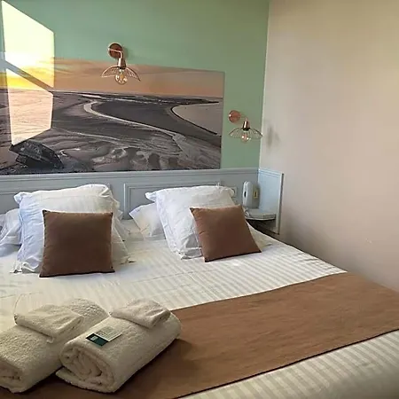 Hotel Logis Hotel- Restaurant Le Relais Guillaume De Normandy-parking Gratuit--vue Baie Terrasse-calme-bornes Electrique-local Velos Securise 2*