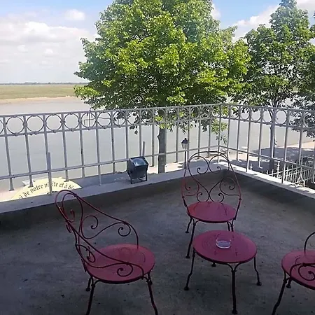 Logis Hotel- Restaurant Le Relais Guillaume De Normandy-parking Gratuit--vue Baie Terrasse-calme-bornes Electrique-local Velos Securise 2*