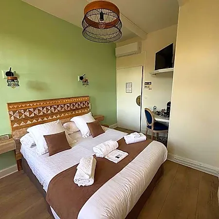 Logis Hotel- Restaurant Le Relais Guillaume De Normandy-parking Gratuit--vue Baie Terrasse-calme-bornes Electrique-local Velos Securise Hotel 2*