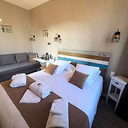 Logis Hotel- Restaurant Le Relais Guillaume De Normandy-parking Gratuit--vue Baie Terrasse-calme-bornes Electrique-local Velos Securise Hotel 2*