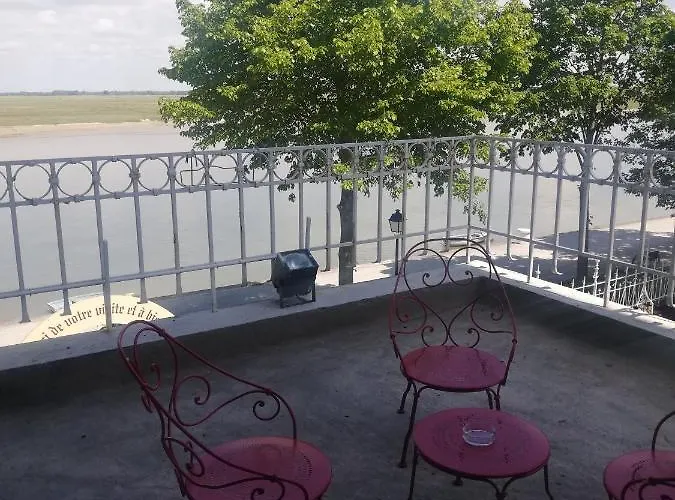 Hotel Logis Hotel- Restaurant Le Relais Guillaume De Normandy-parking Gratuit-bornes Electriques-vue Baie Terrasse-calme 2*