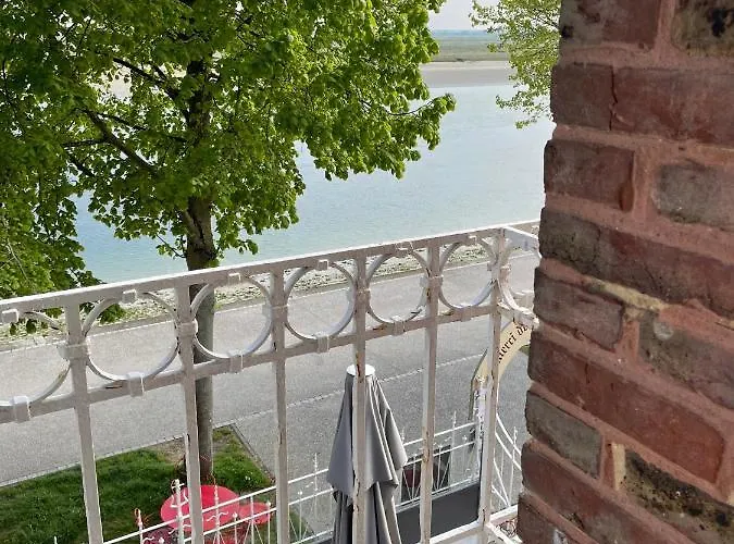 Logis Hotel- Restaurant Le Relais Guillaume De Normandy-parking Gratuit-bornes Electriques-vue Baie Terrasse-calme 2*