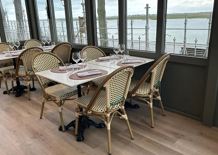 Logis Hotel- Restaurant Le Relais Guillaume De Normandy-parking Gratuit-bornes Electriques-vue Baie Terrasse-calme Saint-Valery-sur-Somme