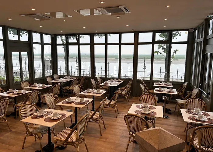 Hotel Logis Hotel- Restaurant Le Relais Guillaume De Normandy-parking Gratuit-bornes Electriques-vue Baie Terrasse-calme