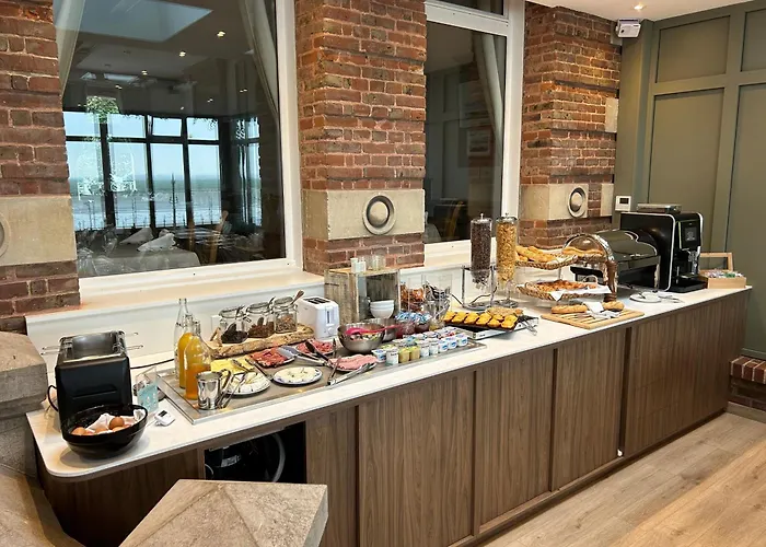 Logis Hotel- Restaurant Le Relais Guillaume De Normandy-parking Gratuit-bornes Electriques-vue Baie Terrasse-calme Hotel 2*