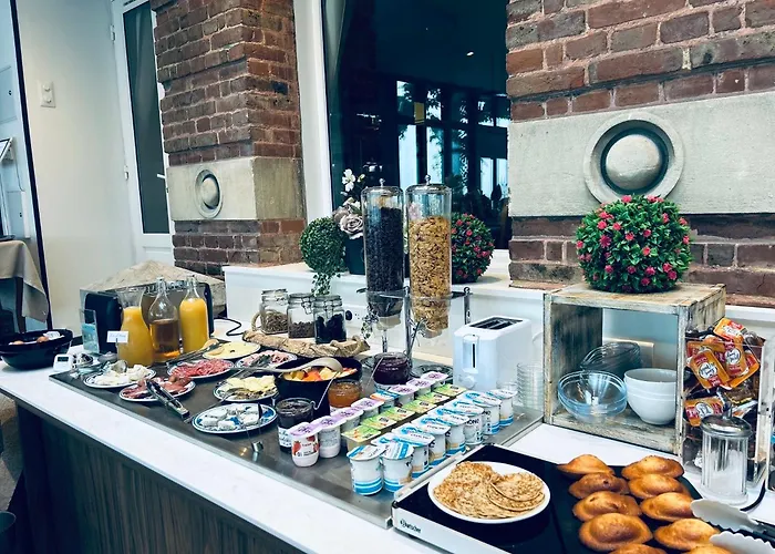 Logis Hotel- Restaurant Le Relais Guillaume De Normandy-parking Gratuit-bornes Electriques-vue Baie Terrasse-calme 2*