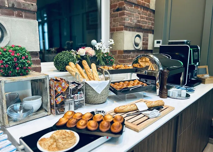 Hotel Logis Hotel- Restaurant Le Relais Guillaume De Normandy-parking Gratuit-bornes Electriques-vue Baie Terrasse-calme 2*