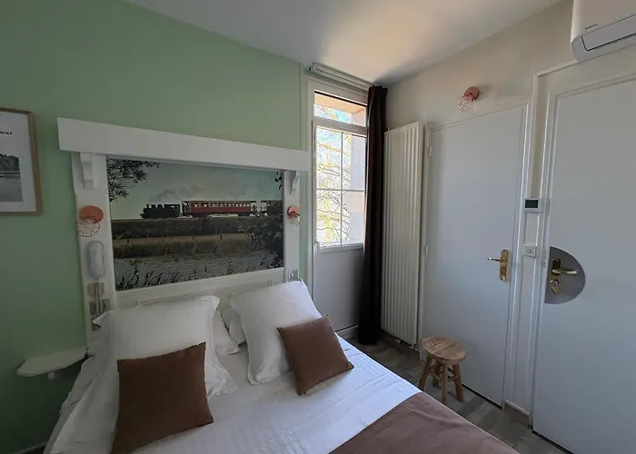 Hotel Logis Hotel- Restaurant Le Relais Guillaume De Normandy-parking Gratuit-bornes Electriques-vue Baie Terrasse-calme 2*