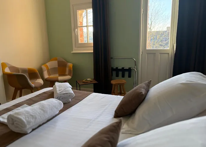 Logis Hotel- Restaurant Le Relais Guillaume De Normandy-parking Gratuit-bornes Electriques-vue Baie Terrasse-calme 2*