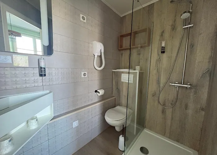 Logis Hotel- Restaurant Le Relais Guillaume De Normandy-parking Gratuit-bornes Electriques-vue Baie Terrasse-calme