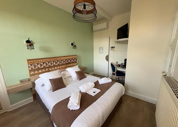 Hotel Logis Hotel- Restaurant Le Relais Guillaume De Normandy-parking Gratuit-bornes Electriques-vue Baie Terrasse-calme 2*