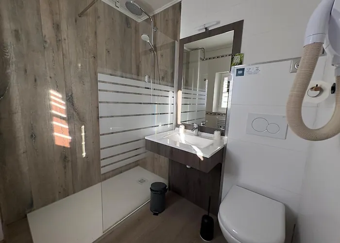 Logis Hotel- Restaurant Le Relais Guillaume De Normandy-parking Gratuit-bornes Electriques-vue Baie Terrasse-calme