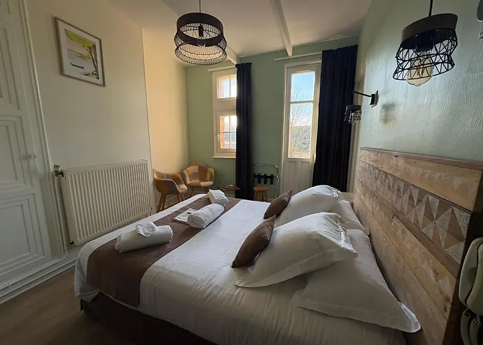 Hotel Logis Hotel- Restaurant Le Relais Guillaume De Normandy-parking Gratuit-bornes Electriques-vue Baie Terrasse-calme