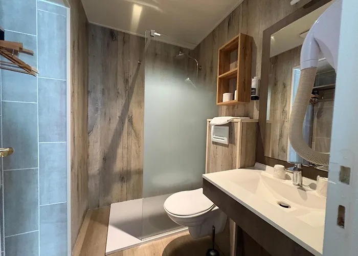 Hotel Logis Hotel- Restaurant Le Relais Guillaume De Normandy-parking Gratuit-bornes Electriques-vue Baie Terrasse-calme 2*