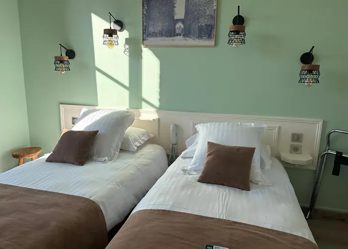 Hotel Logis Hotel- Restaurant Le Relais Guillaume De Normandy-parking Gratuit-bornes Electriques-vue Baie Terrasse-calme