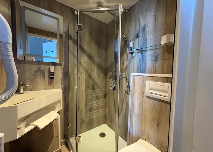 Hotel Logis Hotel- Restaurant Le Relais Guillaume De Normandy-parking Gratuit-bornes Electriques-vue Baie Terrasse-calme 2*