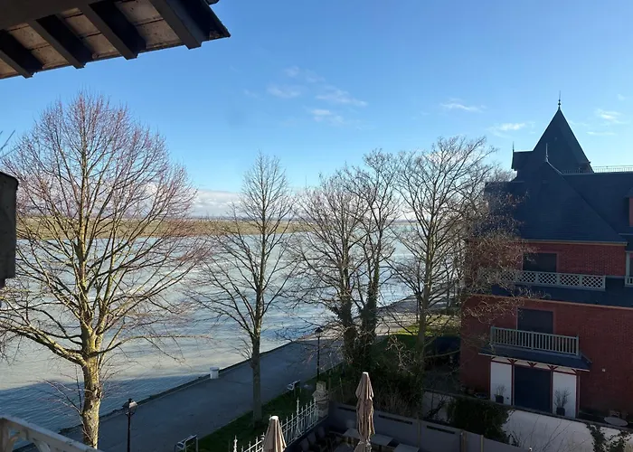 Logis Hotel- Restaurant Le Relais Guillaume De Normandy-parking Gratuit-bornes Electriques-vue Baie Terrasse-calme 2*