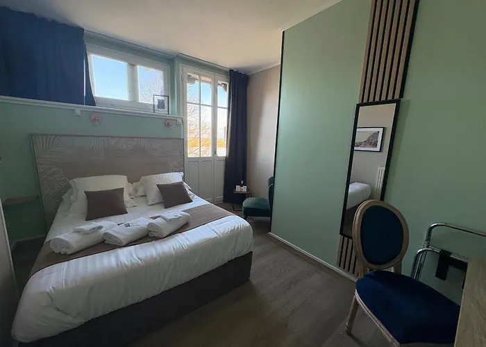 Logis Hotel- Restaurant Le Relais Guillaume De Normandy-parking Gratuit-bornes Electriques-vue Baie Terrasse-calme 2*