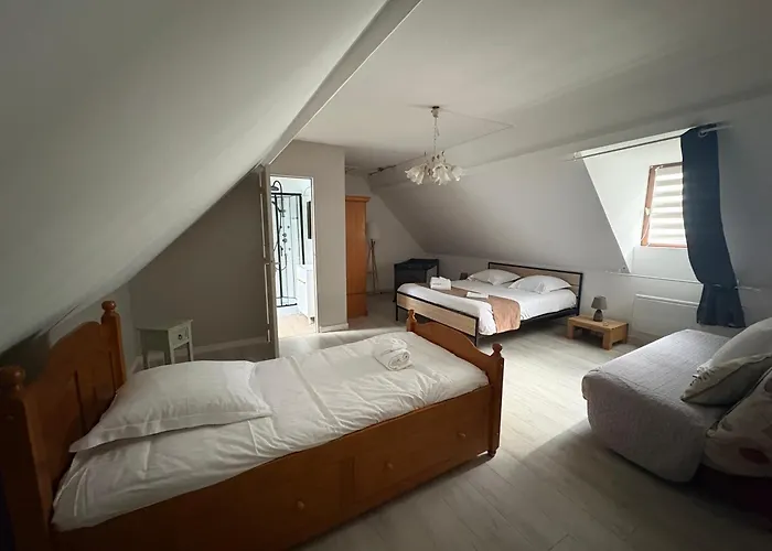 Logis Hotel- Restaurant Le Relais Guillaume De Normandy-parking Gratuit-bornes Electriques-vue Baie Terrasse-calme 2*